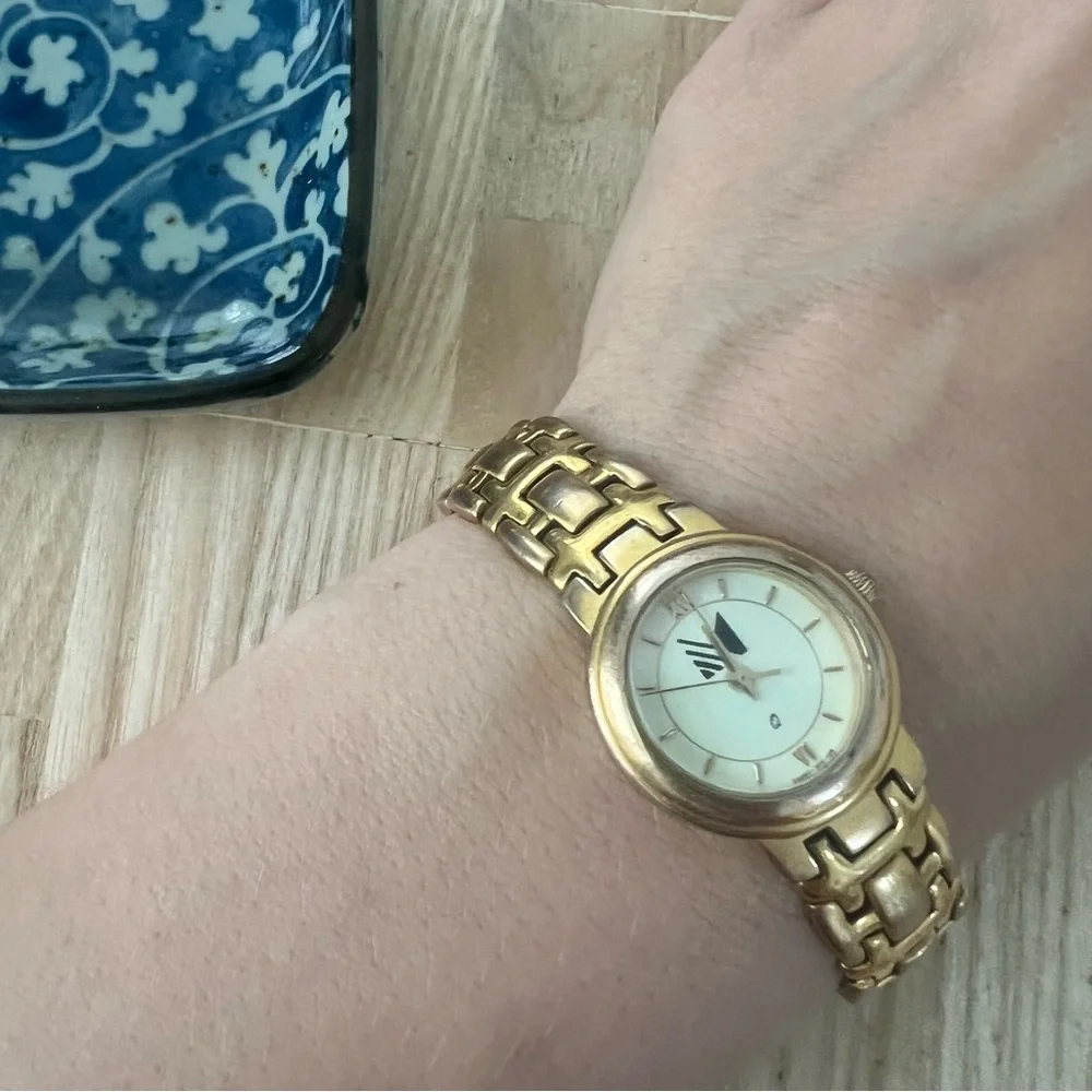 Vintage style Ladies gold tone dress watch NEW BATTERY